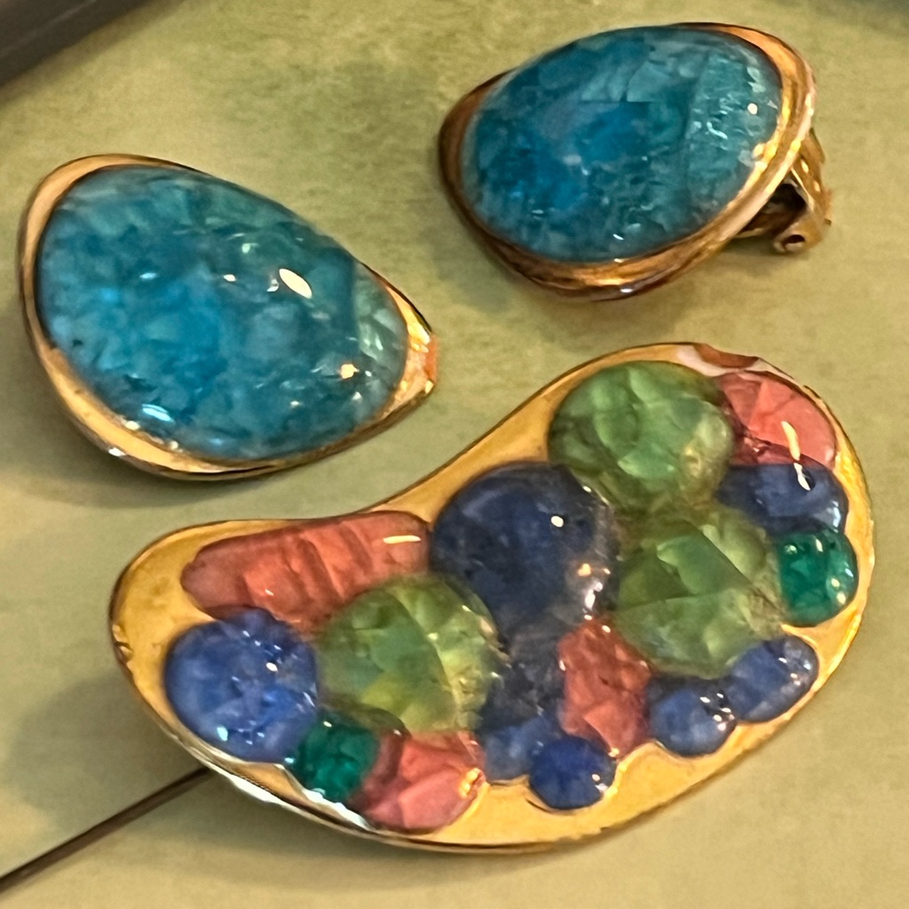 Beautiful Clip O Earrings And Brooch Pin! Crushed Glass And Gold Vintage!